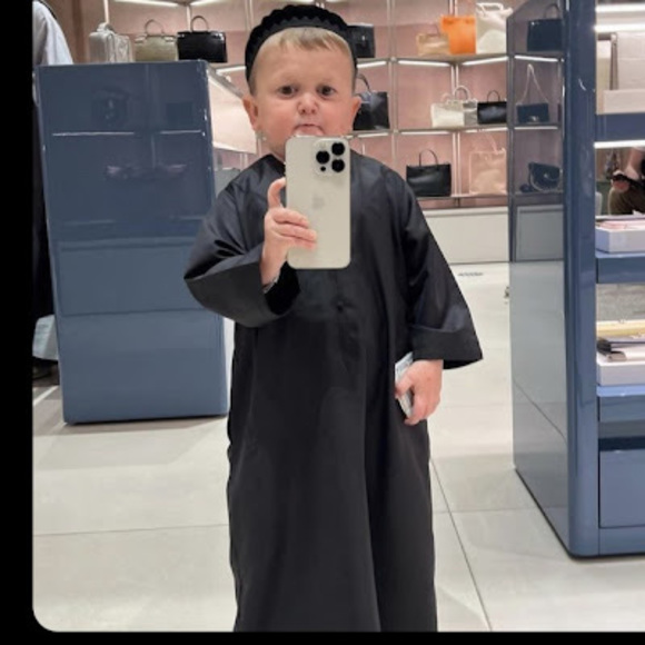 Meet your Posher, Luis - Picture 1 of 1